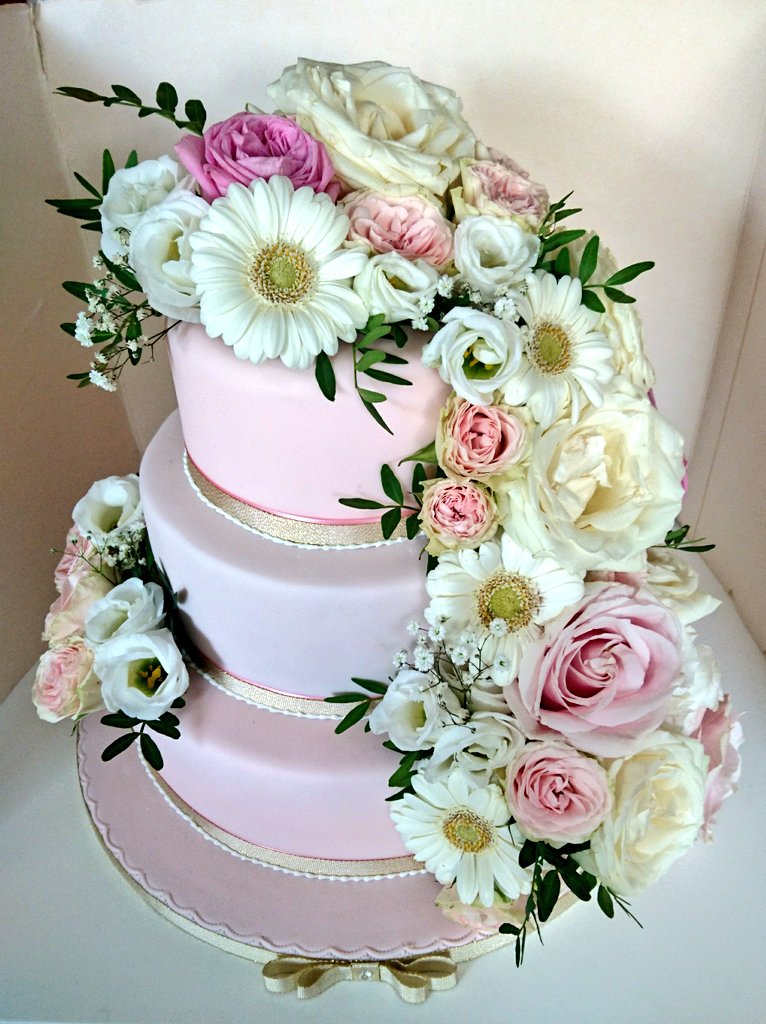 Denascakes's tweet photo. Wedding cake donation today. #cakedecorating #weddingcake #bespoke #giftedcake #freshflowers https://t.co/kpImGPmV3y