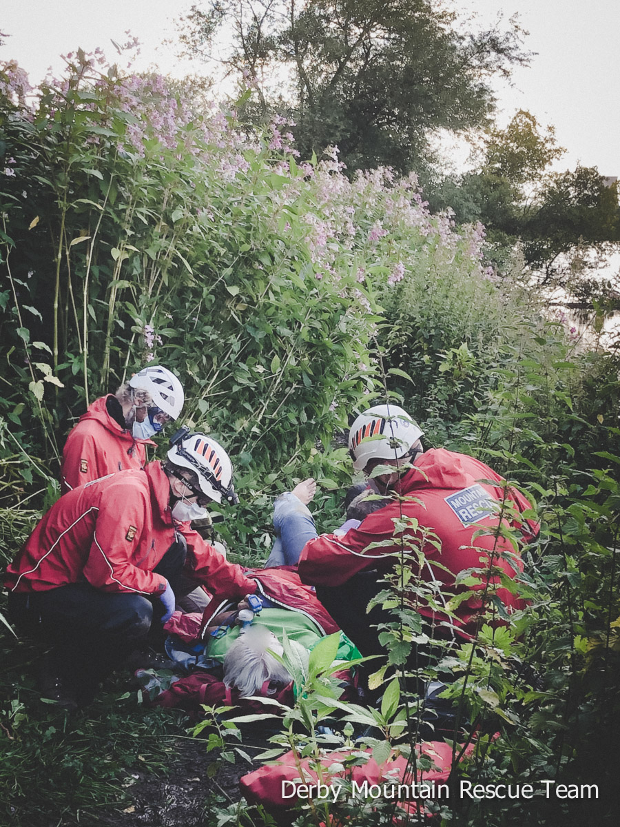 DerbyMRT's tweet image. #CALLOUT 5:30pm today a 68yo/f who had #dislocated her ankle while walking near #Ingleby.
She was treated on scene by the team reducing the dislocation, carried to the road-head by stretcher and ransferred to the care of @EMASNHSTrust