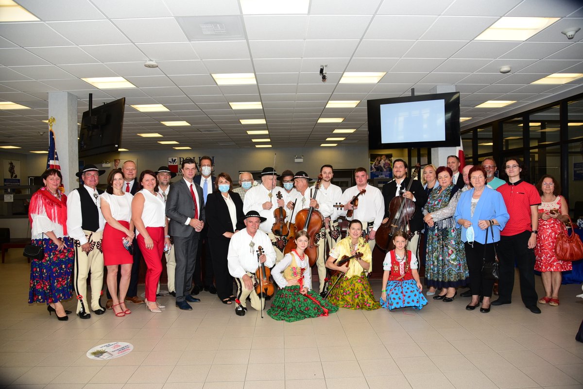 #PSFCUTradition Zgodnie z tradycją, w 76. rocznicę "Godziny W" biało-czerwona flaga z Kotwicą - symbolem Polski Podziemnej - zawisła przed oddziałem PSFCU Bridgeview pod Chicago. Uroczystość uczczenia bohaterów i ofiar Powstania Warszwskiego odbyła się po raz  4 #PSFCUChicago