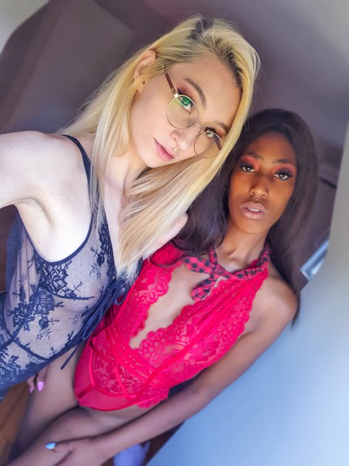 Hey guys🌹 going live right now with my boo @_MissHowl for my second show eveer🥳  https://t.co/ntFRUB89Mp Come<a class="tags" href="/tag/_misshowl">@_misshowl</a>