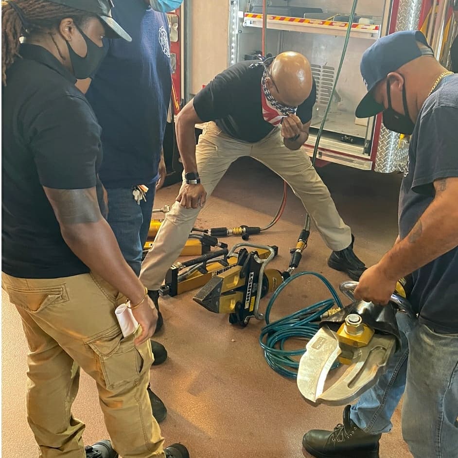 2ndsource_llc's tweet image. 2nd Source with Uniondale FD tool familiarization and Vehicle Extrication Training