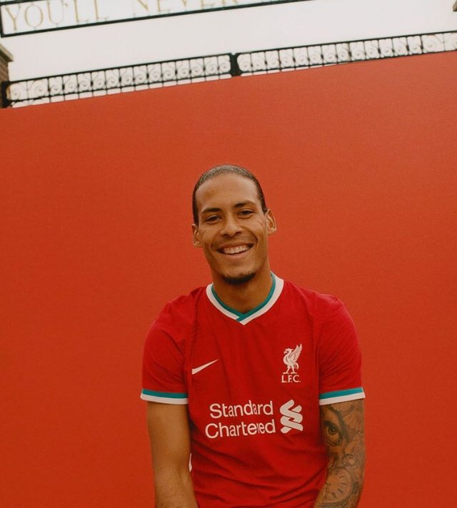 LFCECU's tweet photo. El #LFC presentó la nueva camiseta para el próximo año es hermosa 😍 #Liverpoolfc #new #nike https://t.co/P8jZ5pkZTd