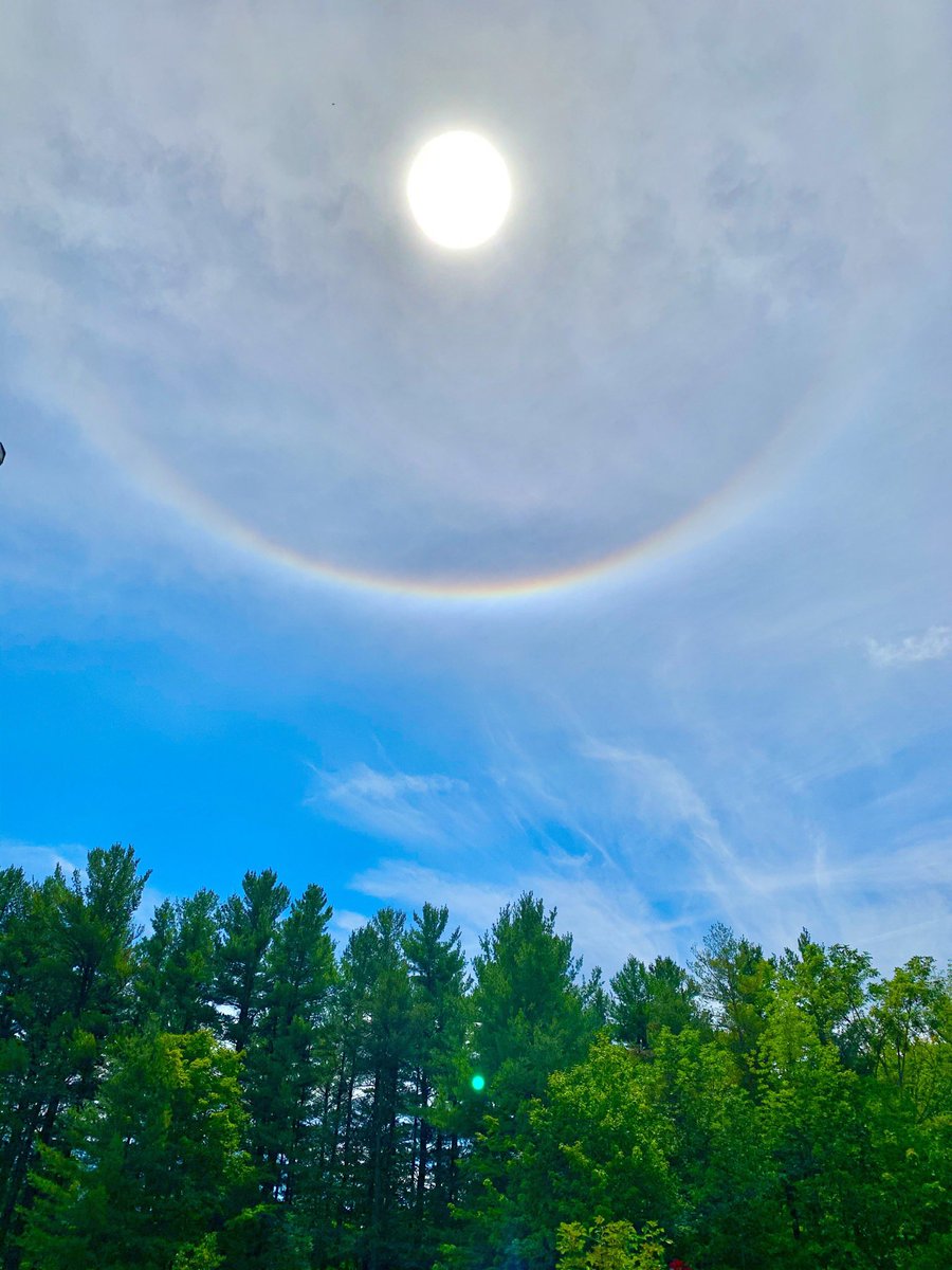 ArtsMme's tweet photo. Beautiful sighting in #Stouffville today, despite it not raining. A #glory is an optical phenomenon, resembling #CircularRainbow ⭕️ 🌈 caused by sunlight interacting with tiny water droplets 💦 https://t.co/yfK2bNPG18