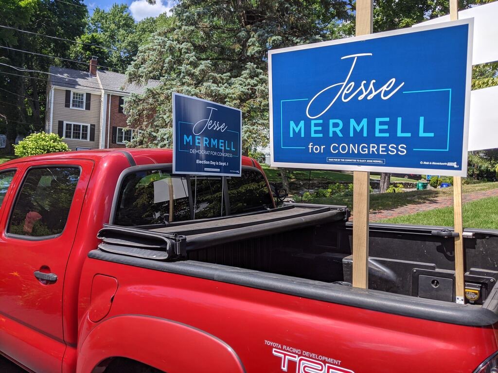 jessemermell's tweet photo. If you're out and about in #MA04 this evening, keep your eyes peeled for the Jesse-mobile! Our dedicated volunteer Gail is getting the word out about our progressive, grassroots movement in ultimate social-distance style. You love to see it! #mapoli https://t.co/WfKim5EBaV