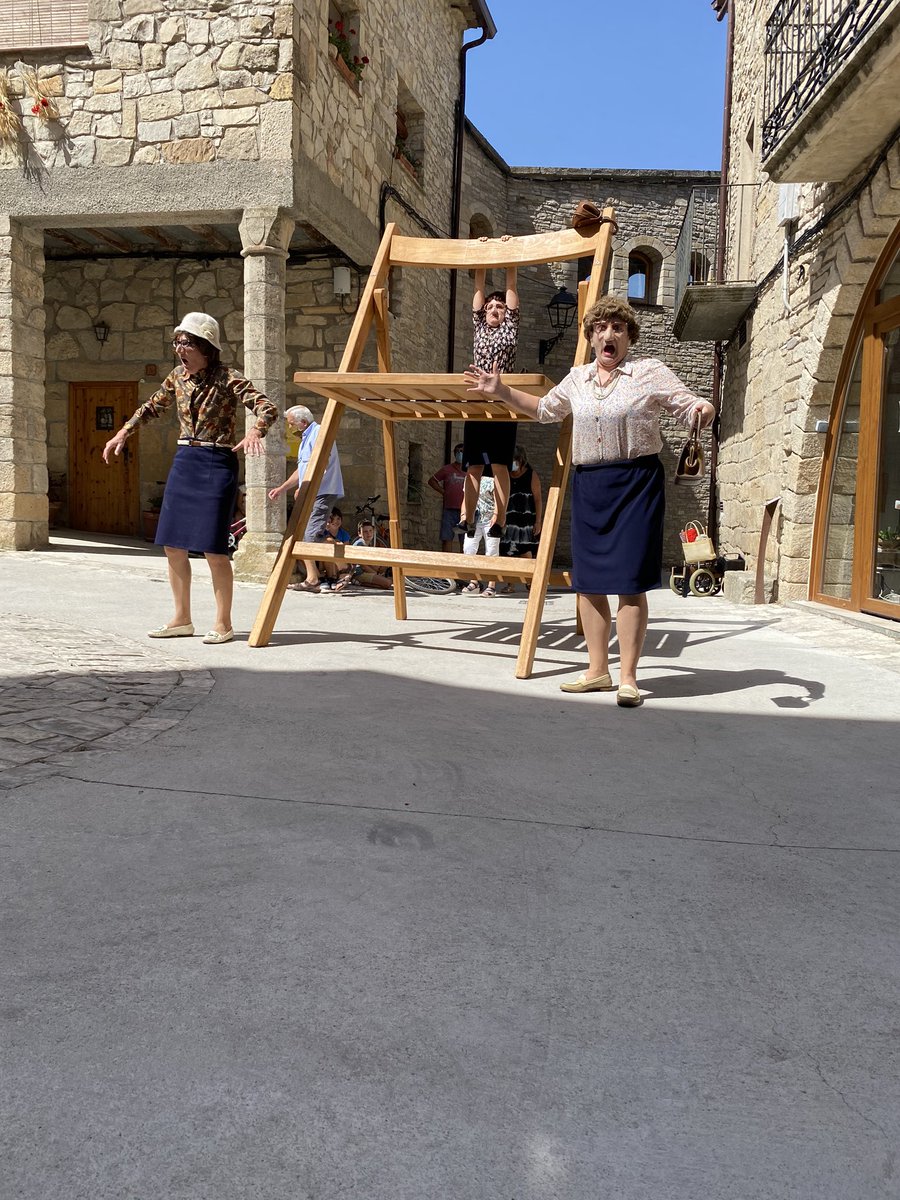 MercatConesa's tweet photo. CERCAVILA A LA FRESCA

Teatre còmic al carrer amb el grup Anna Confeti https://t.co/2oJfrq1Z5D