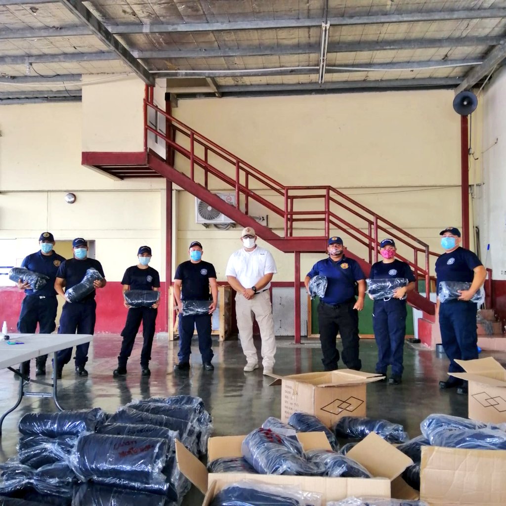 #Bugaba Tte. Crnl. Aramis Vergara, segundo jefe de esta zona bomberil entrega uniformes de fatiga al personal #EXBURE 

Gestión de la comandancia con la dirección general.