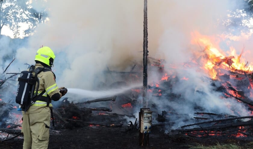 Brandstichting in berg snoeiafval in Stroe [STROE] Aan de Breveenseweg in Stroe is de brandweer zaterdagavond druk in de weer geweest met een grote berg in brand gestoken snoeiafval op het terrein van een voormalige camping. Buurtbewoners zagen rond 20.....