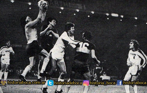 historiadeboca's tweet photo. Gatti en lo alto otra vez. Los alemanes atacaron por todos lados en el segundo tiempo y el "Loco" brindó su show. No pudieron descontar
#historiaboquense #bocajuniors #boca #labombonera #la12 #cabj #comunidadbocajuniors #daleboca #Bocaredes #campeonmundial #UnDiaComoHoy https://t.co/gMRHBux9Ts