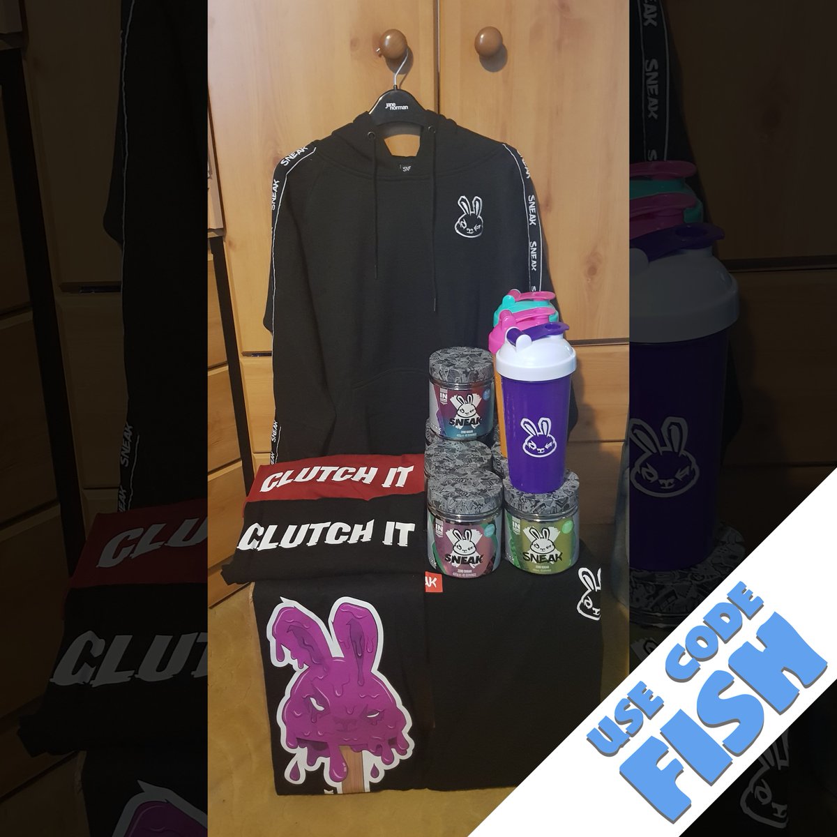 Badasafish80's tweet photo. Here's the @sneakenergy care package in all its generous glory! Tubs, shakers, t-shirts and a jumper!

Be sure to use code "FISH" at https://t.co/dxl1vWImg0.

#sneakenergy #wearesneak #clutchit #sponsored #teammanafrenzy #energydrink https://t.co/OyiV0ZgFHG