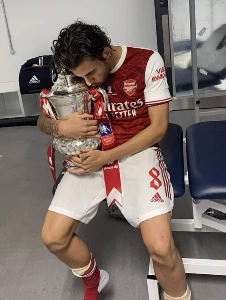 CoDe_niro's tweet photo. #FACup #COYG #ALWAYS14 This means  more.🔴⚪ https://t.co/A3IfoSWfKm