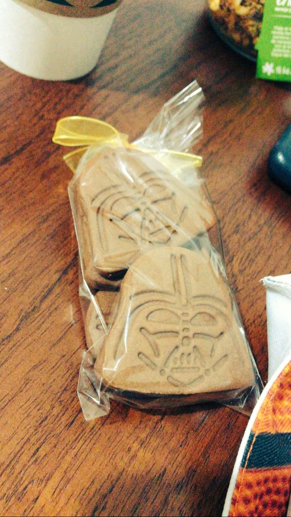 Lamapachuli's tweet photo. Ya me hicieron soltar la lágrima, detalles que te levantan el ánimo #StarWarscookies https://t.co/ykX4gDtmuP