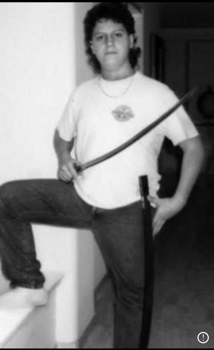 ghitis's tweet photo. ¿Congresista traqueto? Si, uno de los que se robaron la espada de Bolívar para que fuera usada como juguete por el hijo de Pablo Escobar. https://t.co/RN8DV5ARAr