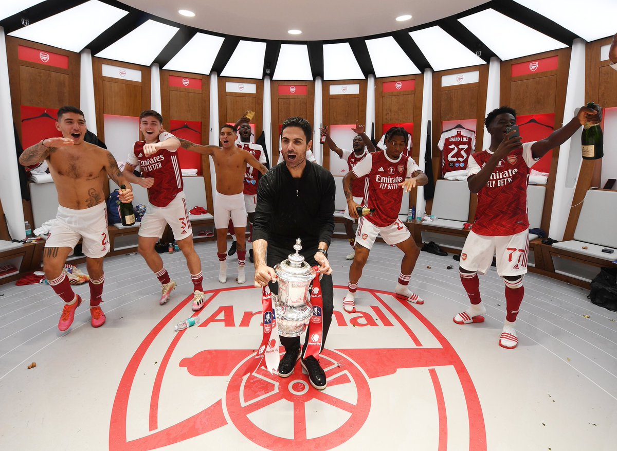 arsenalrising's tweet photo. A picture speaks a thousands words. One of my favorites from tonight. https://t.co/hS8JG7kCl7
