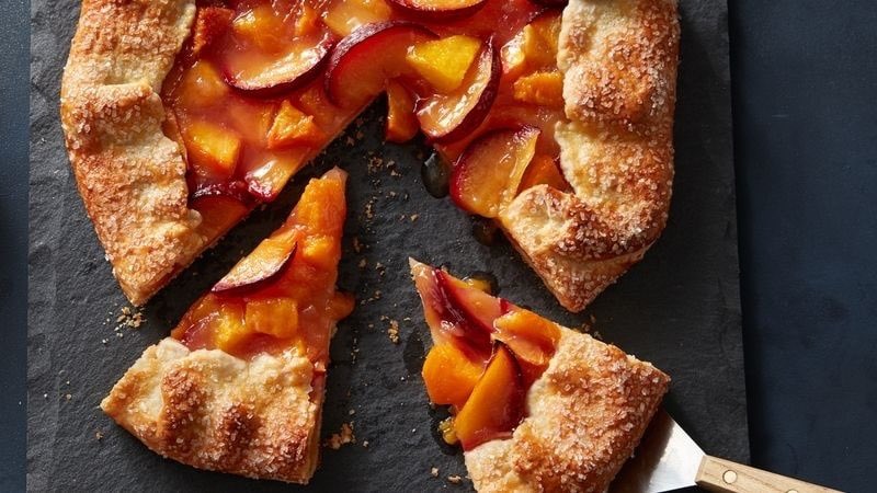 Stone fruit season....the sweet smell of fruit+buttery pie crusts. 🍑 🥧 Gather with @18reasons & the freshest fruit you can find to make the best peach galette and berry crumbles! gotgather.com/classes/short-…
#pie #stonefruitseason #peach #peaches #berries #galette #fruit #desserts