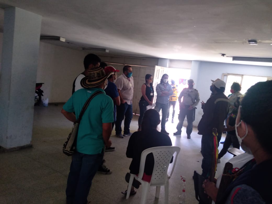 Omar_Comunes's tweet photo. #ATENCIÓN #URGENTE #AEstaHora Fuerza Pública y el ESMAD, están a punto de desalojar por la fuerza a un grupo de 25  indigenas ubicados en la Casa Cabildo indígena Chibcariwak de Medellín. Favor replicar la información para evitar violación a los DDHH de esta  comunidad. https://t.co/PKad4wzbuI