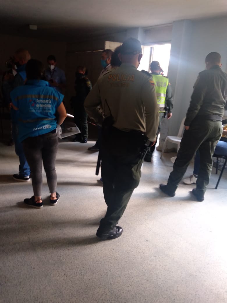 Omar_Comunes's tweet photo. #ATENCIÓN #URGENTE #AEstaHora Fuerza Pública y el ESMAD, están a punto de desalojar por la fuerza a un grupo de 25  indigenas ubicados en la Casa Cabildo indígena Chibcariwak de Medellín. Favor replicar la información para evitar violación a los DDHH de esta  comunidad. https://t.co/PKad4wzbuI