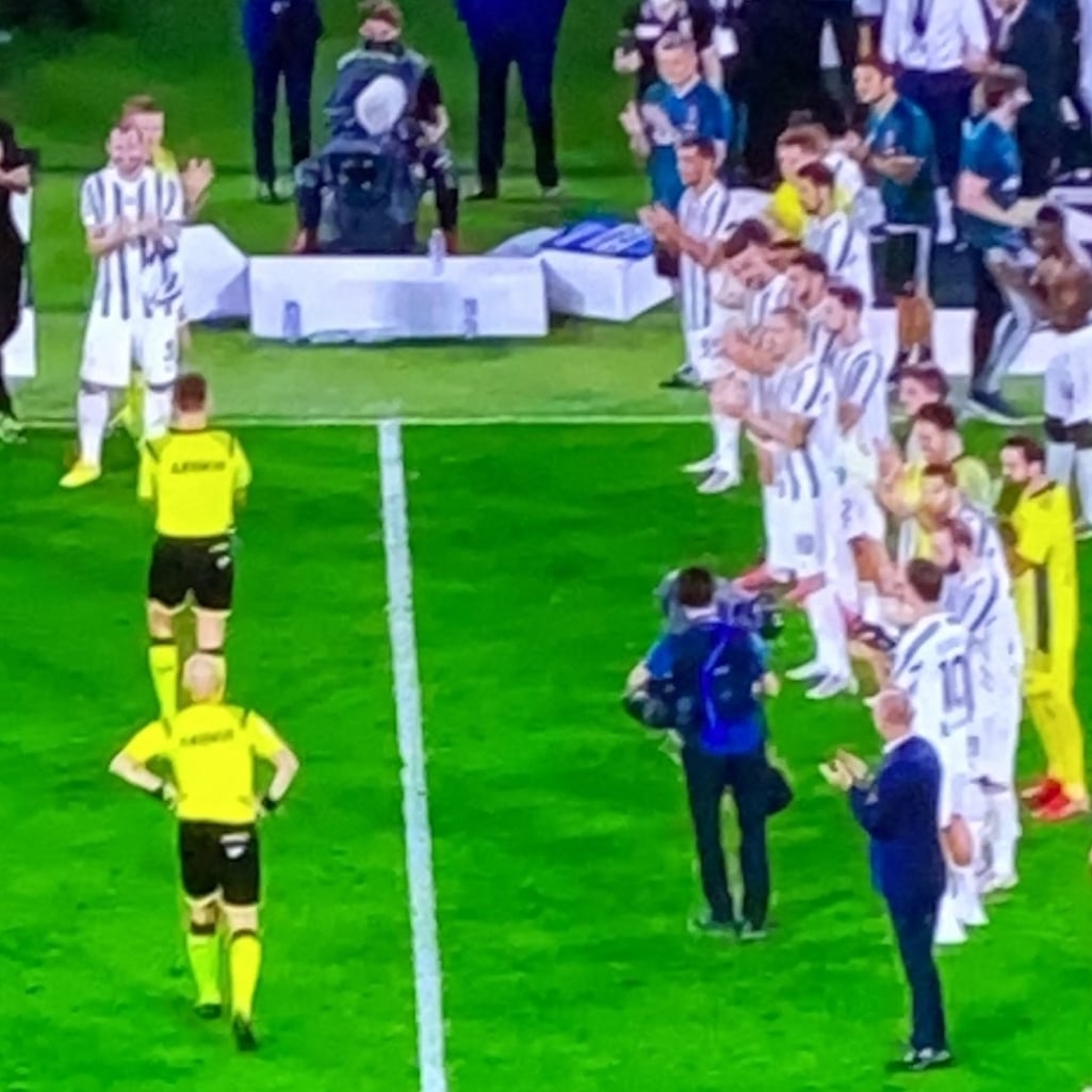 GliAutogol's tweet photo. L'arbitro Rocchi dopo 17 anni lascia il calcio e riceve la standing ovation dai suoi compagni e tifosi (Ragazzi si scherza eh 😅)
#JuveRoma #JuventusRoma #rocchi https://t.co/ReBXxJWjMn