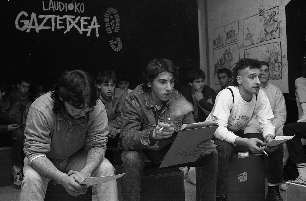 Iñaki Witxi ha participado activamente en los movimientos culturales en Laudio en las últimas décadas. Hoy, nos ha dejado. Le vemos en estas fotos de Uhinak Irratia del 2005 y de Laudioko Gaztexea de principio de los 90. Goian bego.