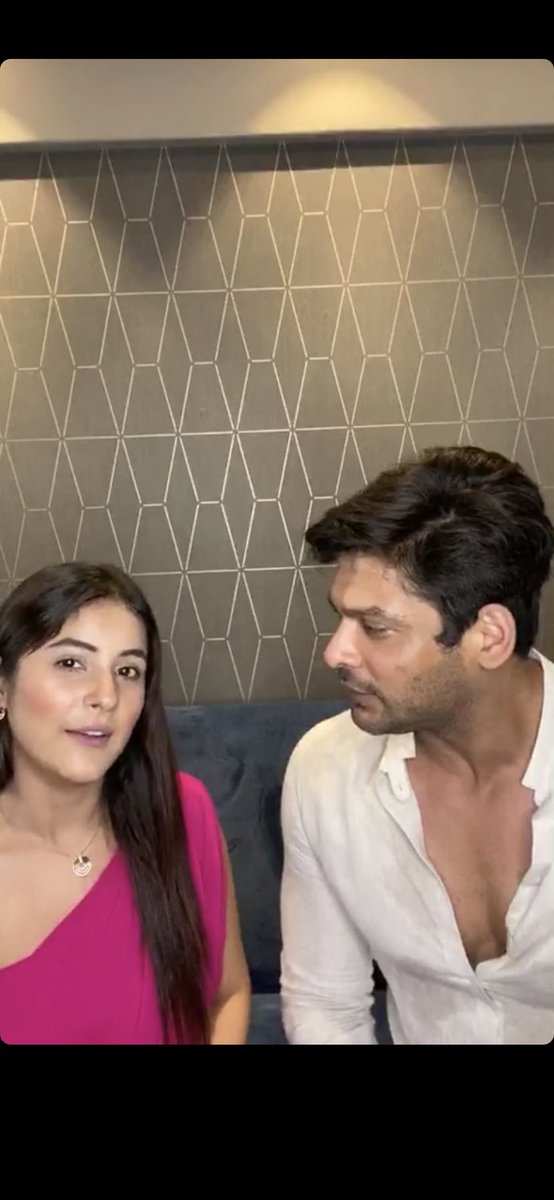 Sana: Woh aajkal trend change ho Gaya naa... sid: kya? Jo gaa rahe hai Woh hona nahi chahiye..(Oooh... so Sana ko bhulnaa nahi hai.. Aur Neha ko dekh ke karaat nahi aana hai.. got your point!)