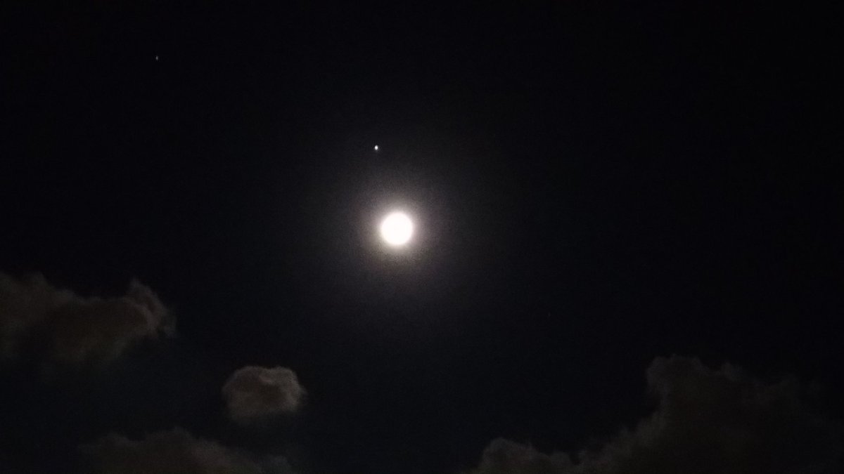 The_Perfectt's tweet photo. the moon and jupiter with saturn https://t.co/JwjxQPCRhS