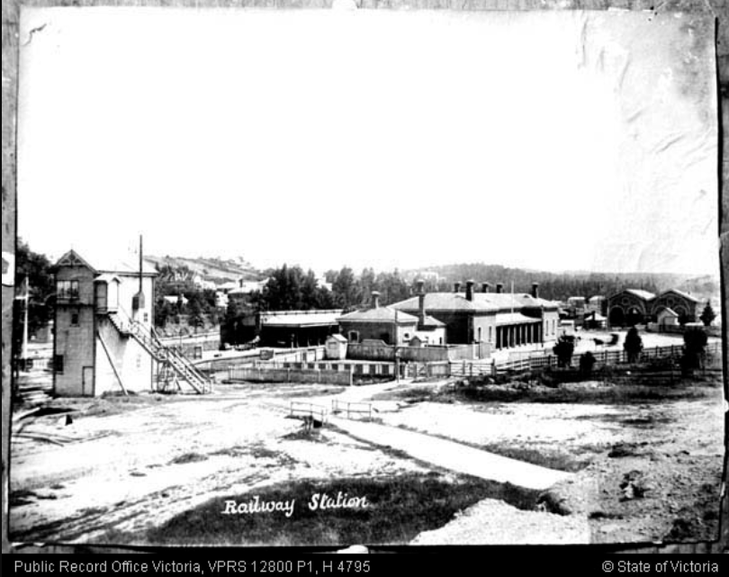 CASTLEMAINE STATION https://metadata.prov.vic.gov.au/imagefiles/12800-P0001-000173-050.jpgNot dated. Signal box was built ~1888. Probably early 1900s.