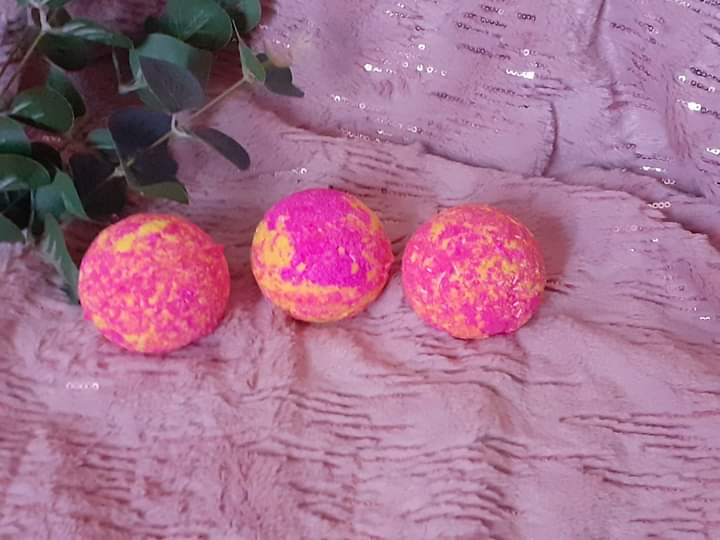 handmade_mk's tweet image. LARGE HANDMADE FIZZY BATH BOMBS £3 EACH CANDY FLOSS  SCENTED PINK AND YELLOW
BATH BOMB FUN JOIN OUR FB GROUP FOR MORE

facebook.com/groups/8862570…