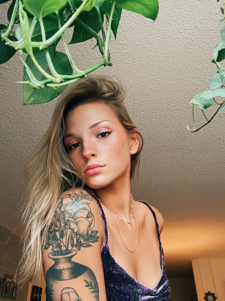 darthmollly's tweet photo. I think these r my new favorite picture of myself https://t.co/NlAFl801i2
