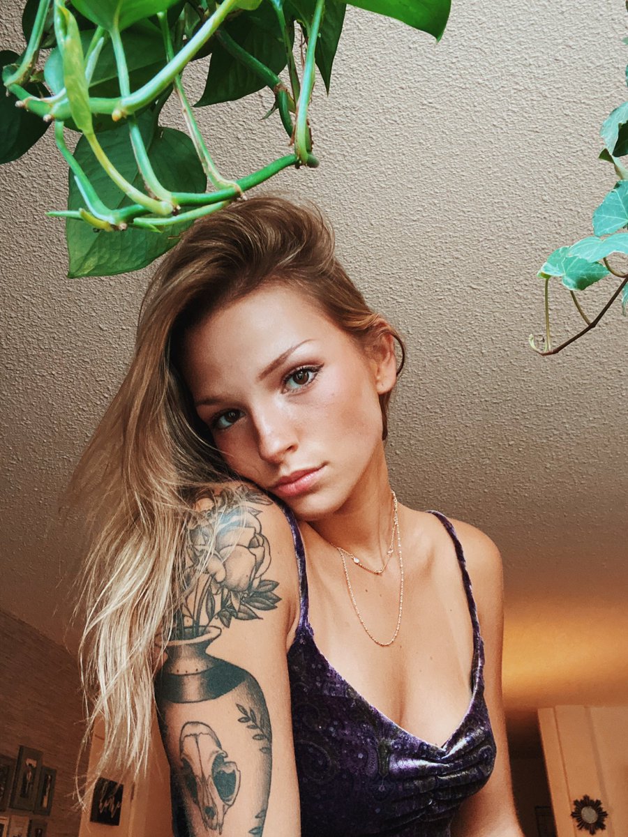 darthmollly's tweet photo. I think these r my new favorite picture of myself https://t.co/NlAFl801i2