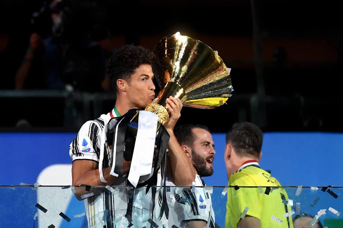 KouraSport's tweet photo. تتويج #يوفنتوس بلقب الكالتشيو رقم الـ 36 و التاسع على التوالي 🏆🌟

#Stron9er https://t.co/mI7V64Gfiy