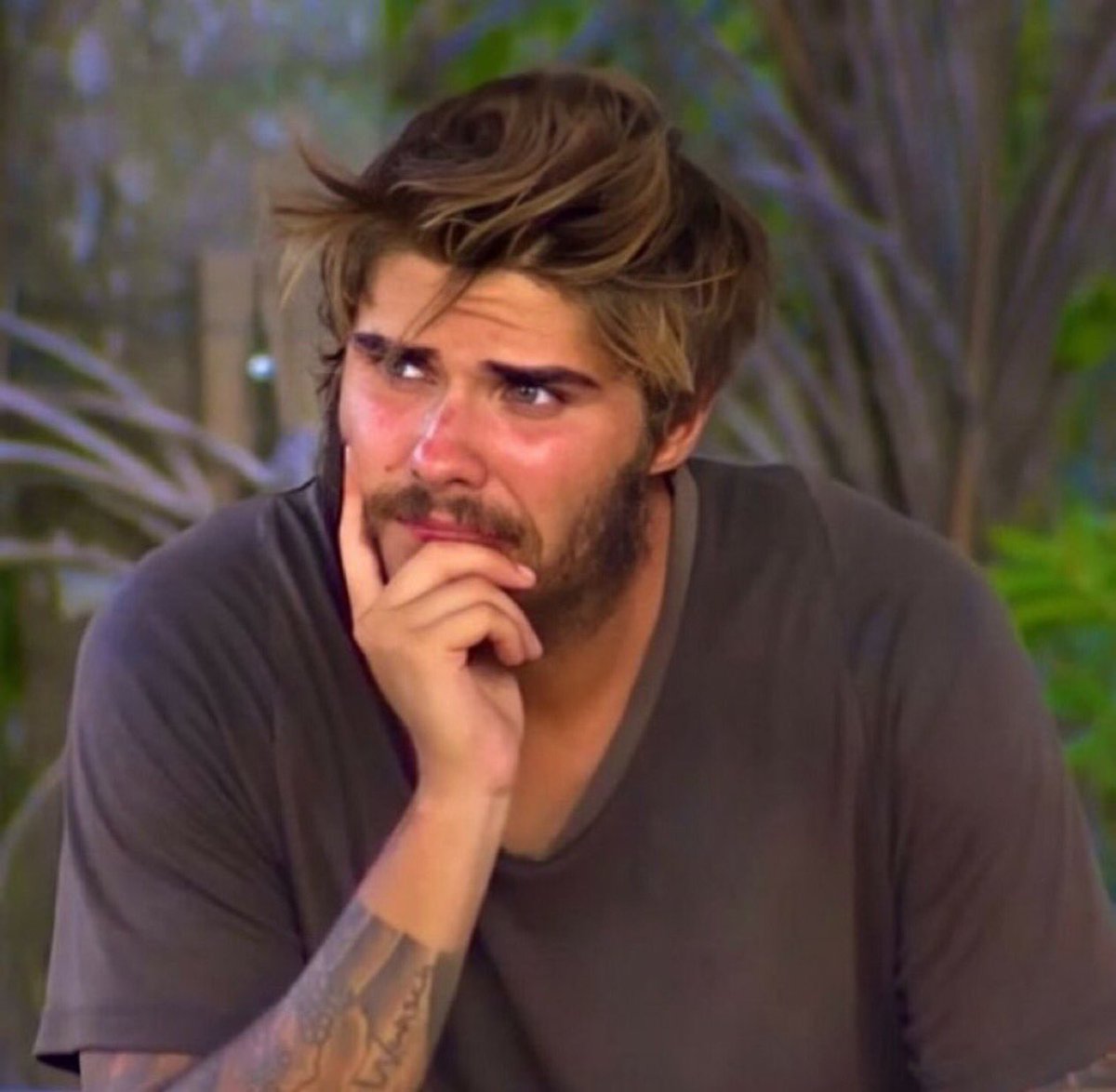 bu çocuğun hakkını yediniz
5 ayda ömrünü sömürdünüz
gülüşünü sakladınız
kalbini kırdınız