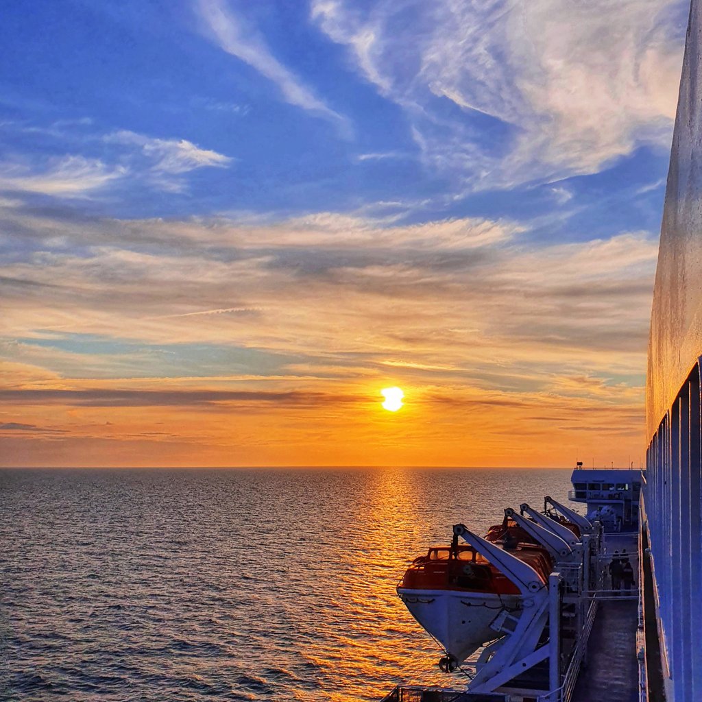 Patrick_Rice's tweet photo. Sunset at sea...
DFDS 'Princess Seaways' ferry from Amsterdam (Ijmuiden) to Newcastle (North Shields), roughly 30 to 40 miles west of Ijmuiden, on Saturday 1st August 2020 at 9pm CET...
#ferry
@dfds_uk
#sunset
#sea
#PrincessSeaways
#Amsterdam https://t.co/g6YqA6Chxy