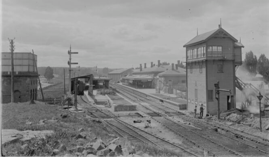 Castlemaine Railway Station c. 1940 https://viewer.slv.vic.gov.au/?entity=IE115917 via  @Library_Vic