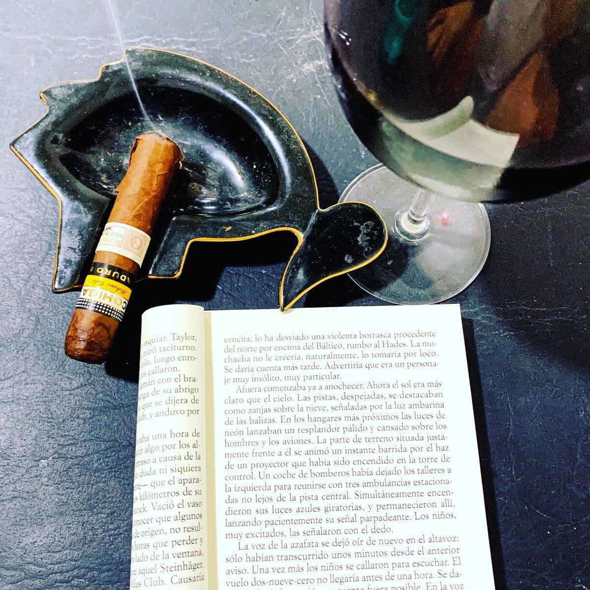 CigarPoint's tweet photo. Puede ser un gran maridaje para este sábado , el vino que te guste , el habano que te guste y ese libro que tenias pendiente... es solo cuestion de momentos que quedan en el alma.
#cigarpoint #buenavida https://t.co/7kxxtNHDKh