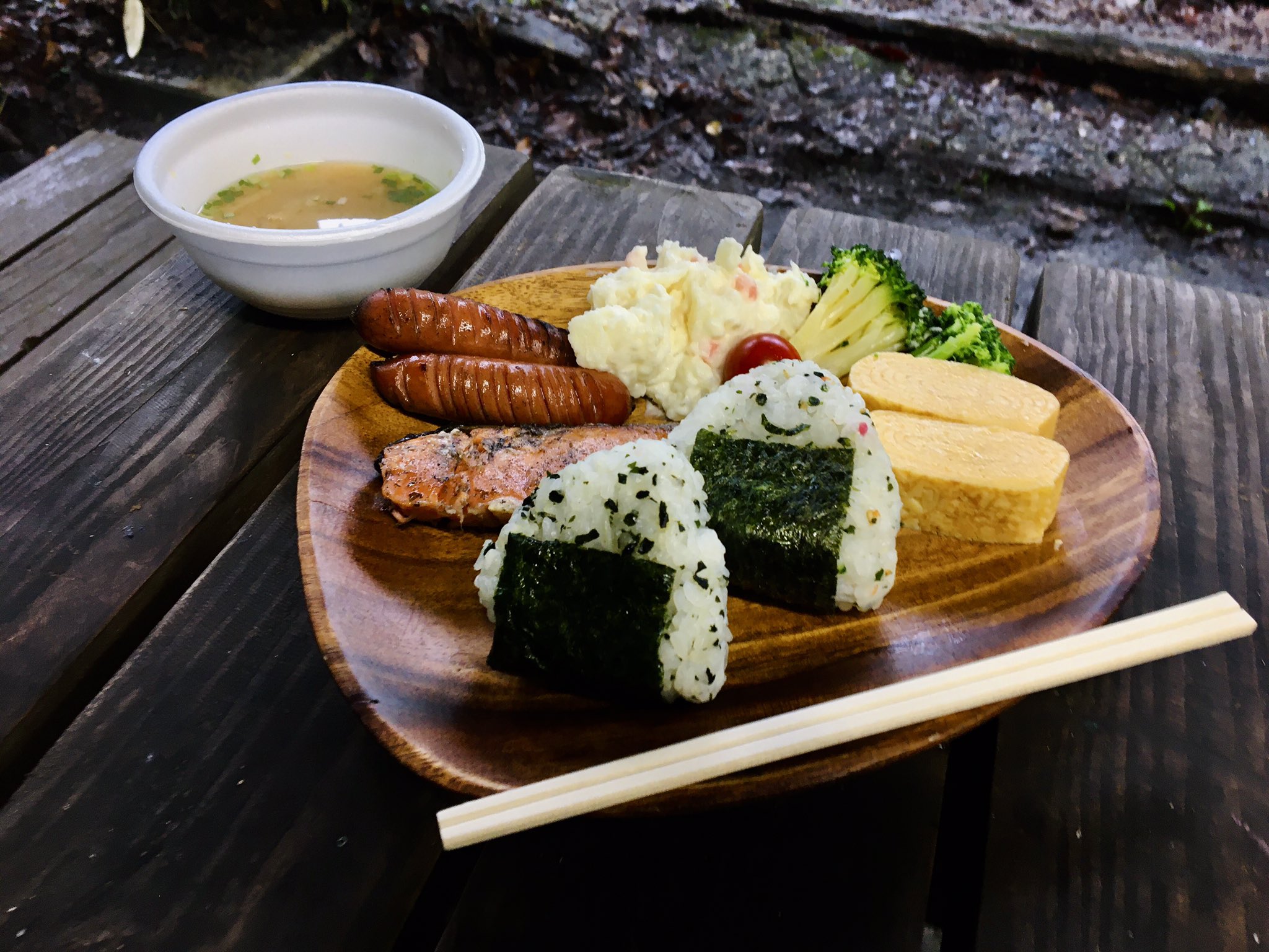 前橋市赤城少年自然の家 おにぎりプレート作り 朝ごはんはやっぱり和食 今回は野外炊事場で 子供たちと おにぎりを握って ウィンナーとシャケを 焼いてみました 可愛らしいプレートの完成 朝からしっかり食べて パワーup 子供たち朝