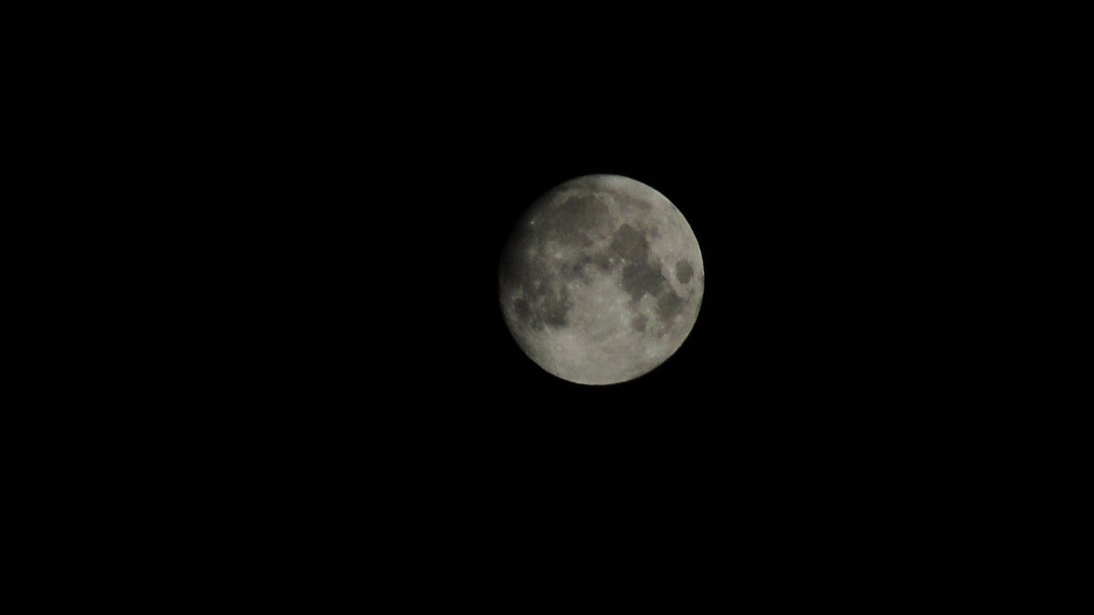 Castr0Jd's tweet photo. Mi cámara no captó a Júpiter y Saturno, Al menos se ve La Luna :') https://t.co/bRmTbU16Oz