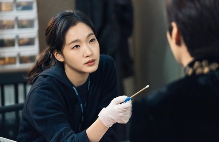 On the other hand, KGE is breathtaking in her dual roles. She lived up to be the dauntless yet charismatic detective Jeong Tae Eul and her counterpart in the parallel world as Luna, an orphan criminal who had the worst in life. #bingewatchingTKEMagain  #KimGoEun  #KDramaMarathon