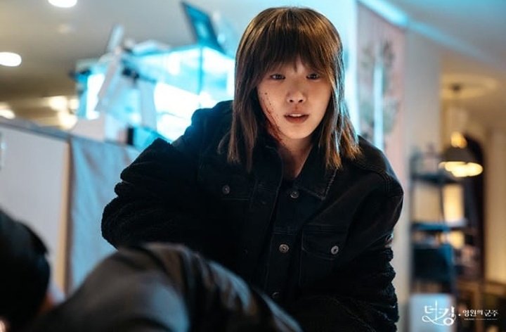 On the other hand, KGE is breathtaking in her dual roles. She lived up to be the dauntless yet charismatic detective Jeong Tae Eul and her counterpart in the parallel world as Luna, an orphan criminal who had the worst in life. #bingewatchingTKEMagain  #KimGoEun  #KDramaMarathon