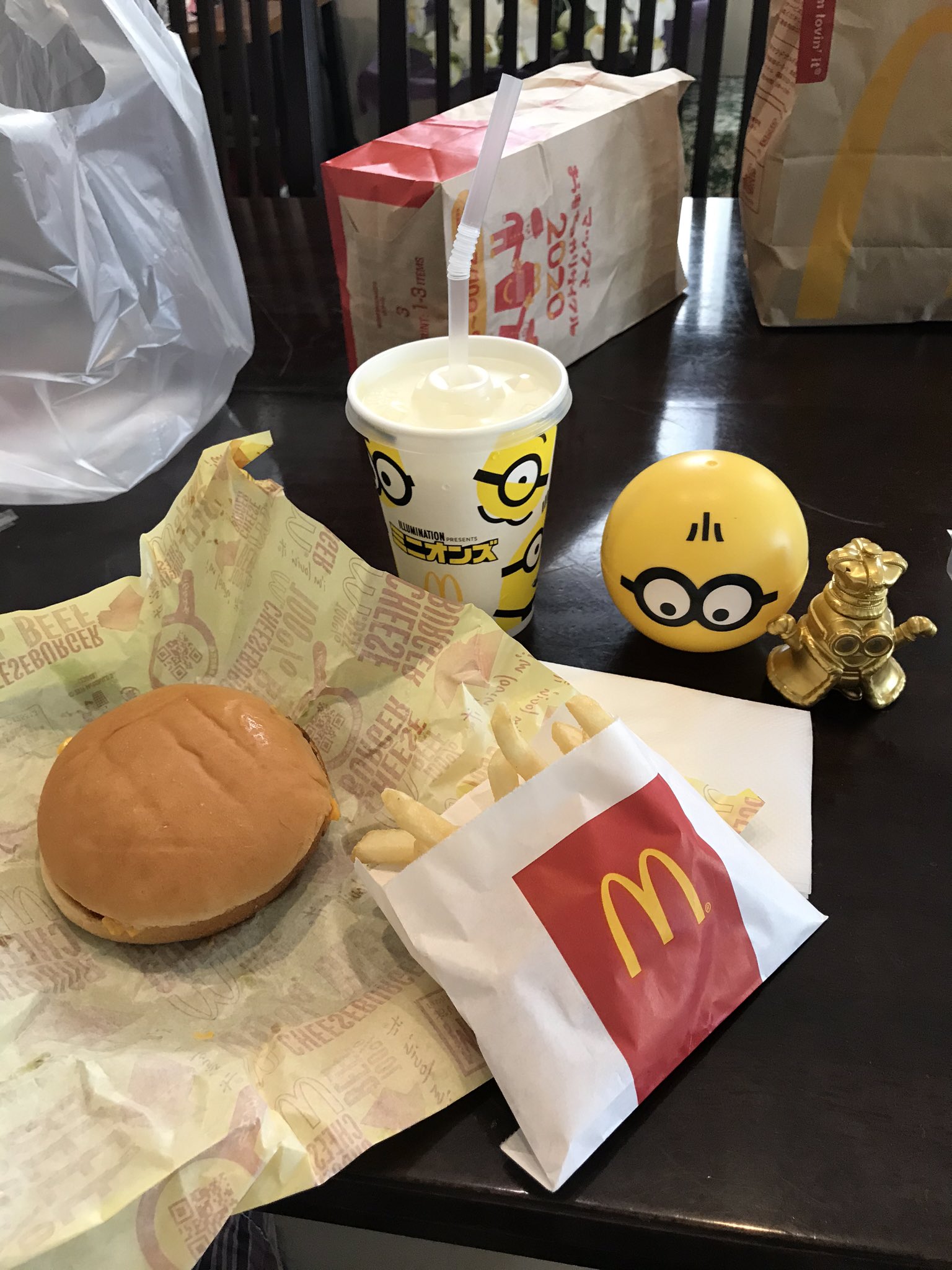 野田晃弘 Twitterissa マクドナルドでチーズバーガーハッピーセット買ったぞ ドリンクはマックシェイクバナナsでよかった マクドナルド チーズバーガーハッピーセット マックシェイクバナナ ミニオン ミニオンズ T Co Jmea9xs0l9 Twitter