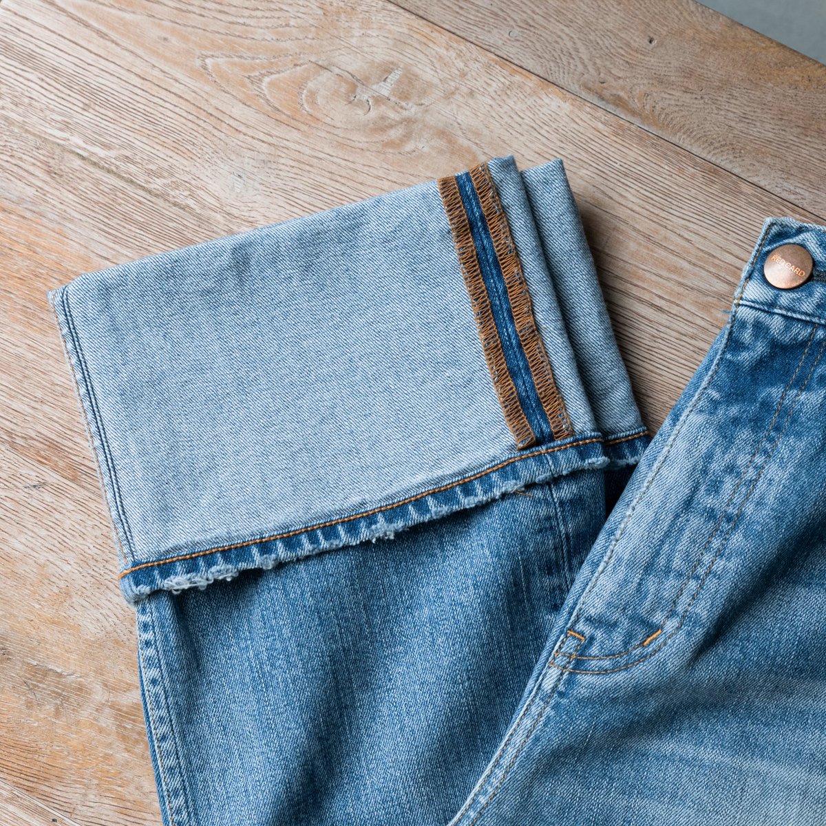 redcardtokyo's tweet photo. New model👖
MM72
¥19,000+tax
股上が深めのハイライズストレートデニム。深めのロールアップではくだけでこなれ感の出るモデルです。
#redcarddenim
#redcardtokyo
#デニムコーデ
#トレンドデニム
#ストレートデニム
#美脚デニム https://t.co/oi5pJCNyGv
