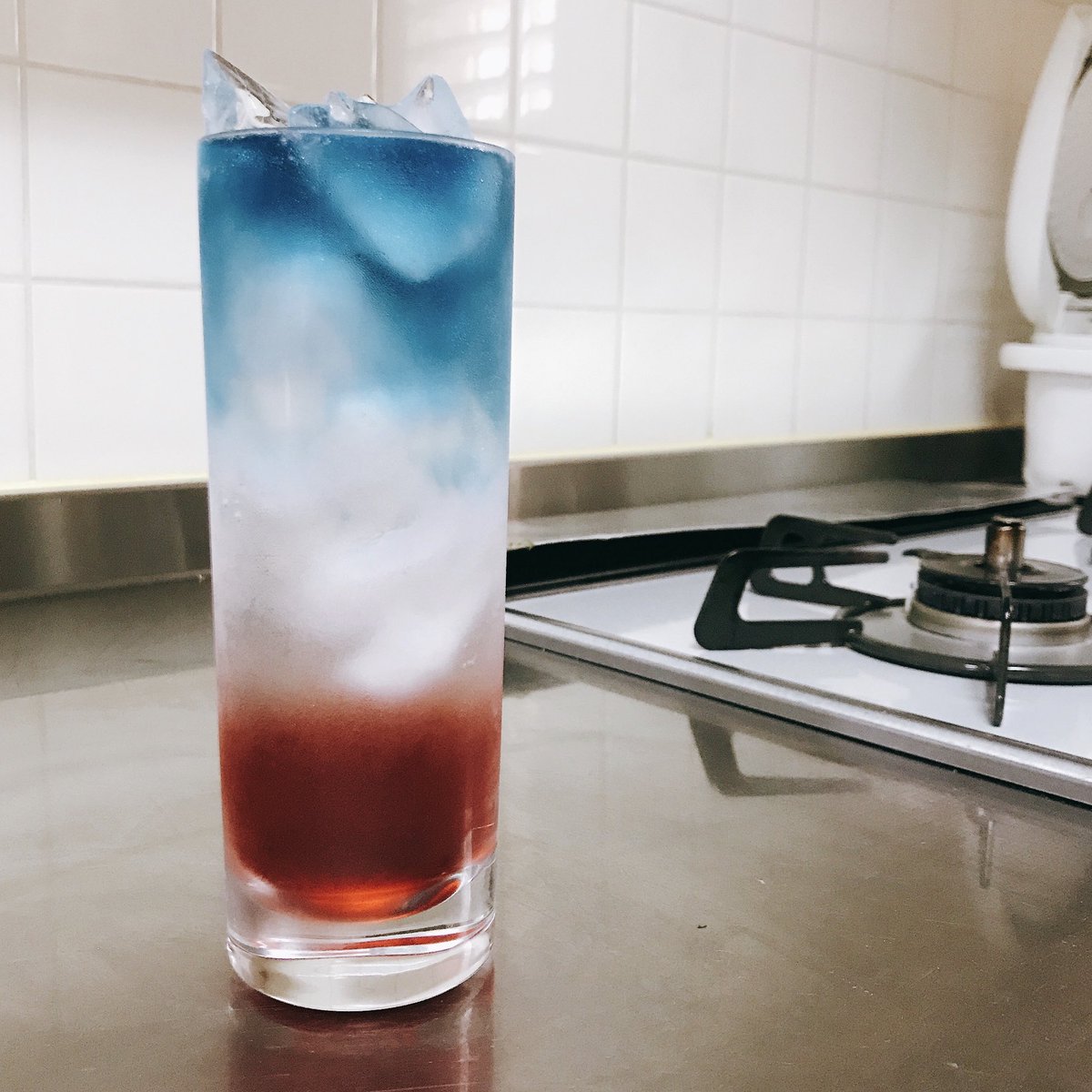 一藤さんのツイート トリコロールカラーのアイスハーブティー 混ぜたらヴィランズティーに 見た目が大変よい