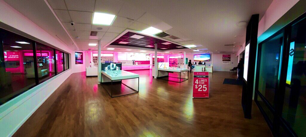 LittleRueToYou's tweet image. Like if it’s straight out a magazine! 😍💕#WeAreTMobile River Oaks is ready for #Day1 @mrbrandenburger @JonFreier @scotthou1 @Erica__Gilliam @jcbrandenburger @CSource_Tweets