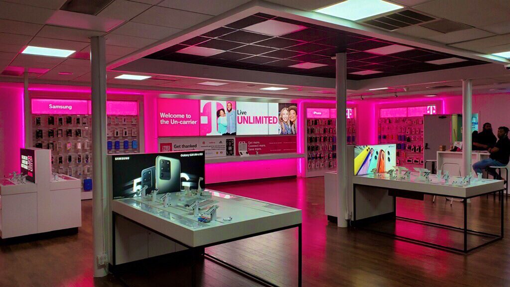 LittleRueToYou's tweet image. Like if it’s straight out a magazine! 😍💕#WeAreTMobile River Oaks is ready for #Day1 @mrbrandenburger @JonFreier @scotthou1 @Erica__Gilliam @jcbrandenburger @CSource_Tweets