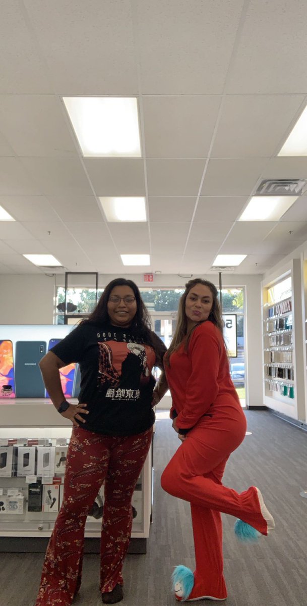 bradsellsct's tweet photo. Music! Pizza! Wings! PAJAMAS! That’s how #SolutionsCenterDOES! It’s time for a magenta SPLASH. @thayesnet @John_Dief @tglover187 @ChartierDoug @JonFreier @Sentowski8 @Cmorais80 https://t.co/0ymLHJueAS