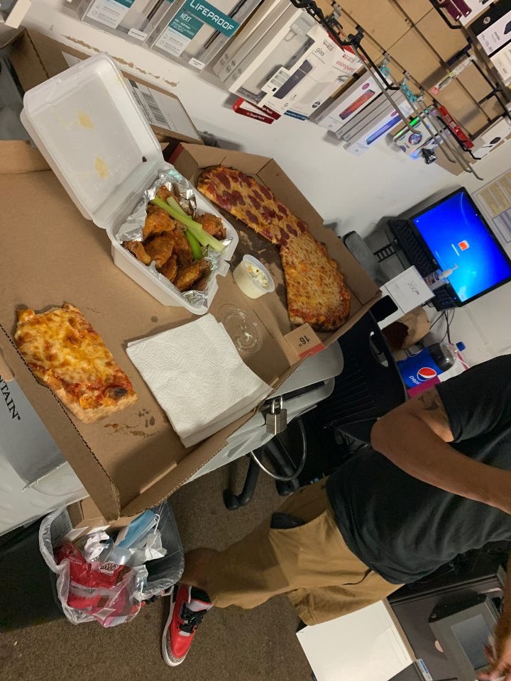 bradsellsct's tweet photo. Music! Pizza! Wings! PAJAMAS! That’s how #SolutionsCenterDOES! It’s time for a magenta SPLASH. @thayesnet @John_Dief @tglover187 @ChartierDoug @JonFreier @Sentowski8 @Cmorais80 https://t.co/0ymLHJueAS
