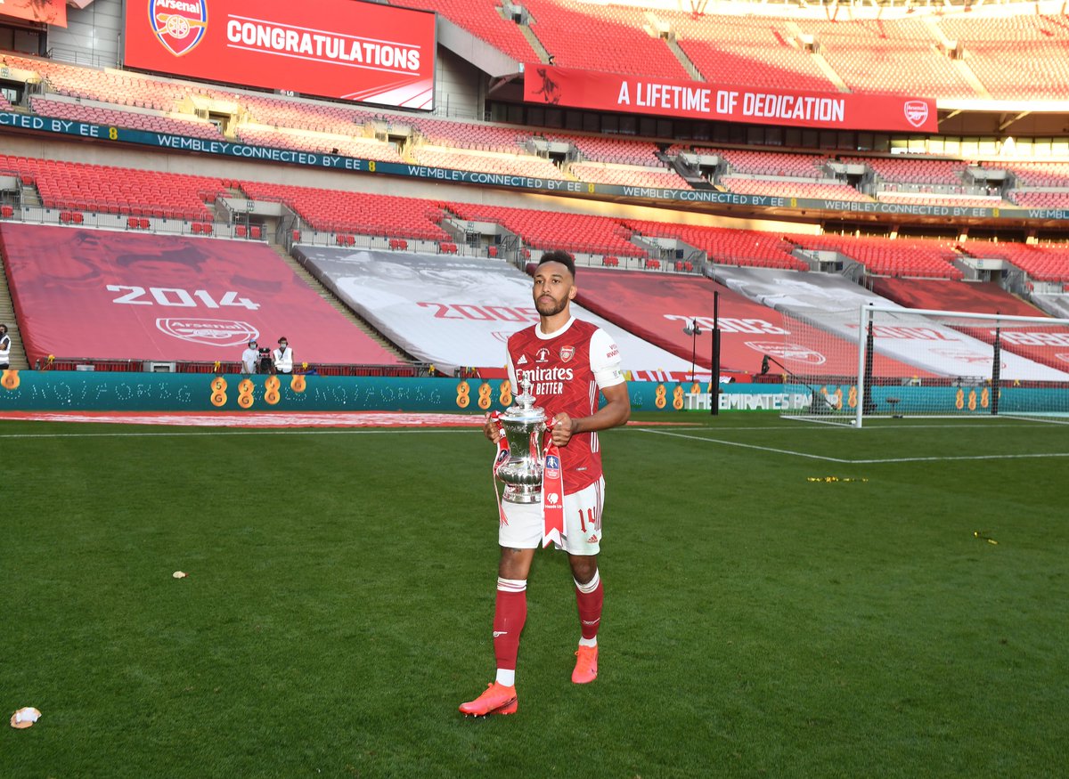 Arsenal's tweet photo. Our No 14.

With No 14.

Goodnight, Gooners 👋 https://t.co/tNbEEKHomz