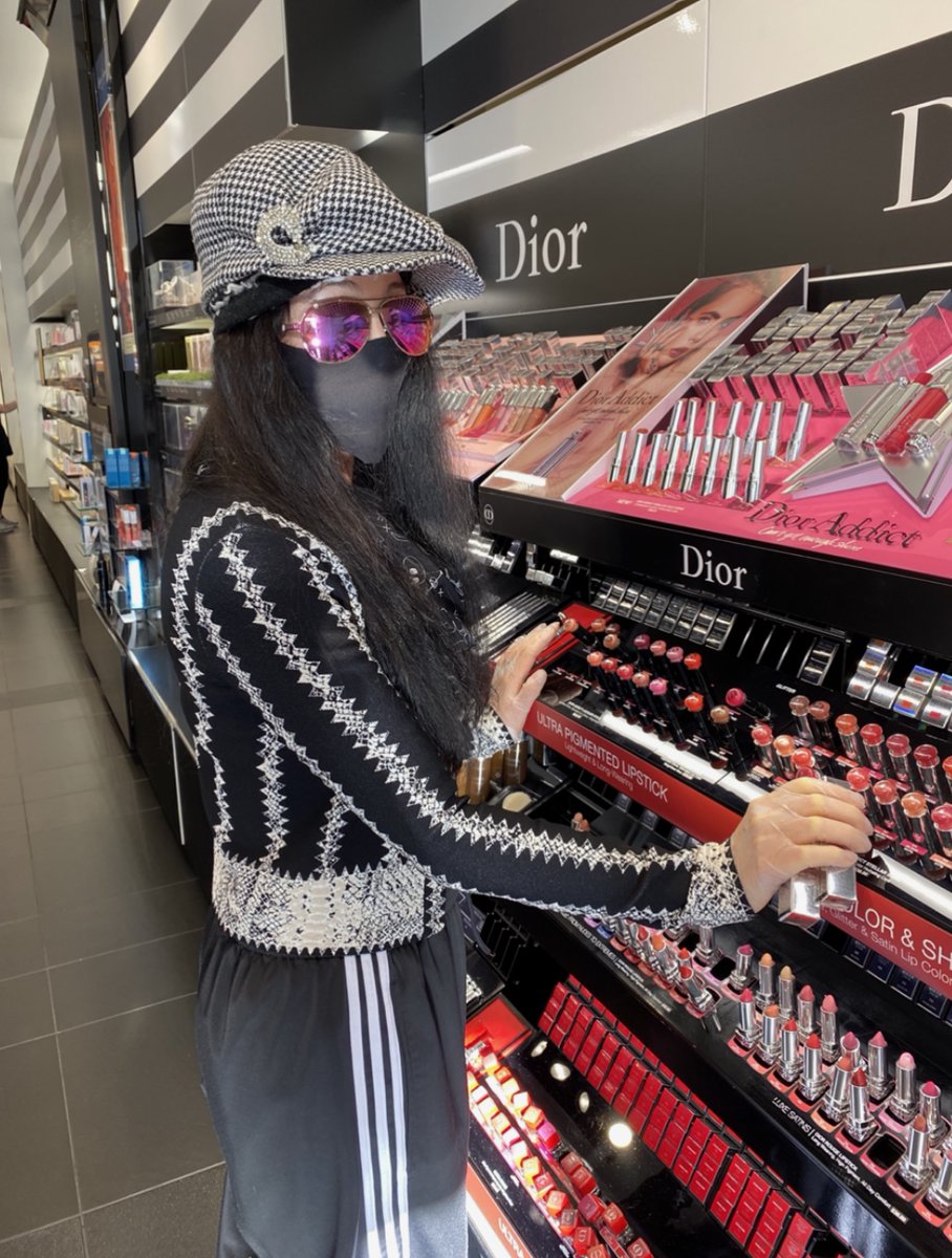 cher's tweet image. Please wear Masks.
I wear gloves 2