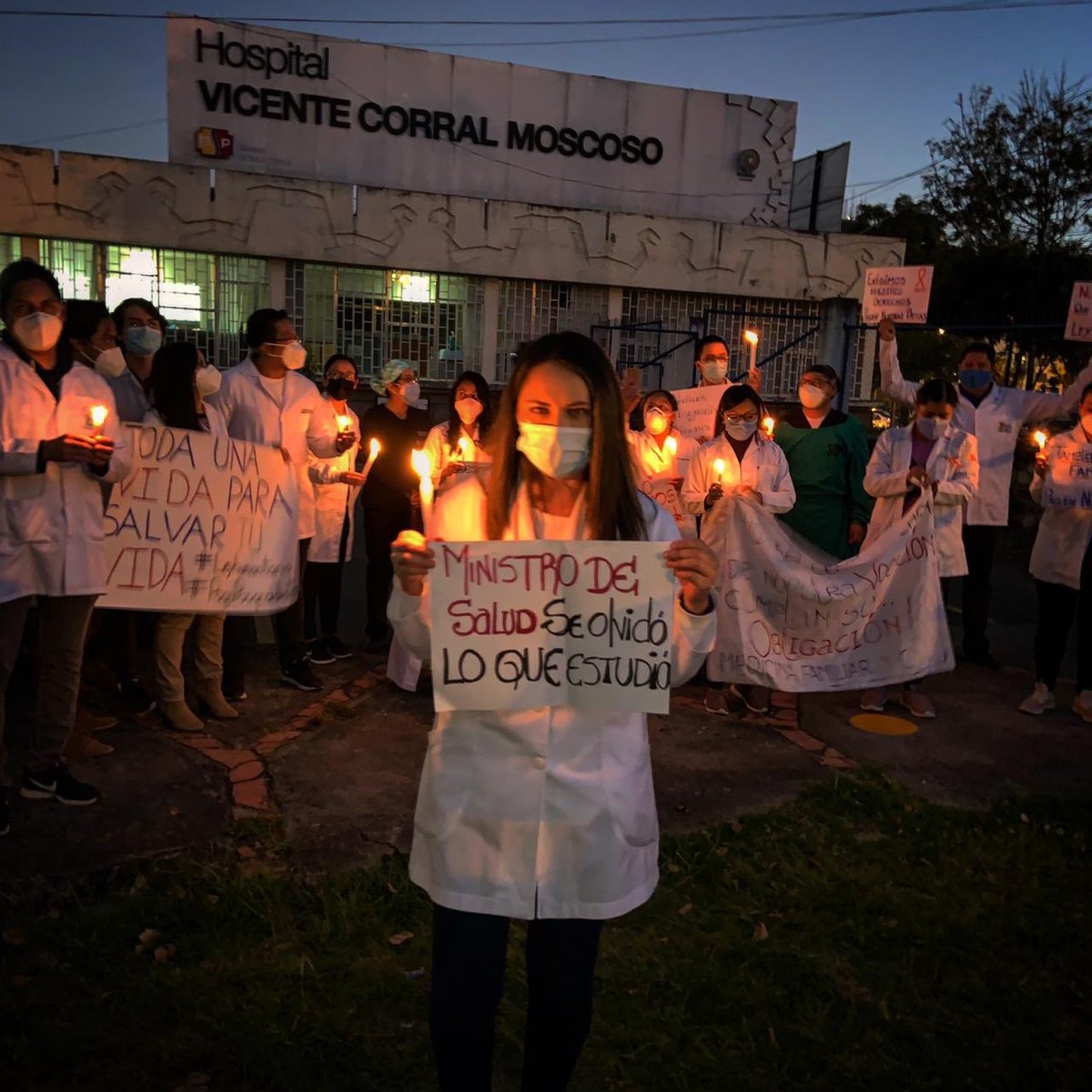 postgradistasEC's tweet photo. #CUENCAselevanta 
#ASEMPCuenca 

Que ni por un instante, se piense que vamos a permitir que sigan pisoteando nuestros derechos!!!

#NOsolosomosposgradistas 
#RespetoAlMedicoPosgradista https://t.co/jcqXlLNe6N
