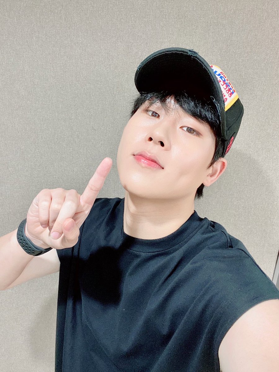 monsxtay's tweet photo. Wenee: wonho dá um spoiler do debut

Wonho: one!!!

Monsta x: https://t.co/wN5qQ6Mipc