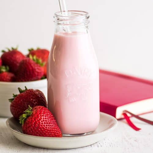strawberry milkI LOVE STRAWBERRY MILK SO MUCH HELP