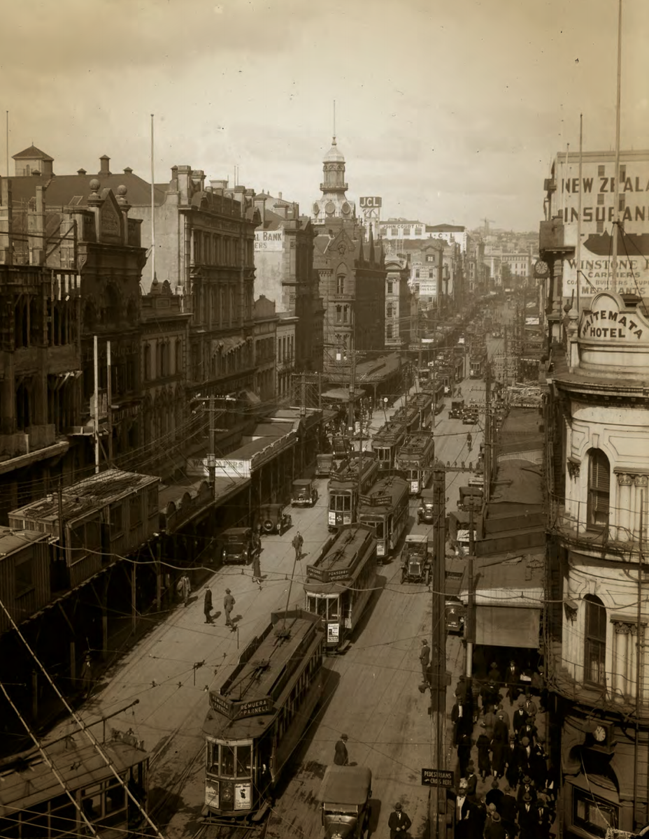 ScootFoundation's tweet photo. Queen Street 100 years ago is magnitudes cooler than most of Auckland today https://t.co/s5YxI4IJB0